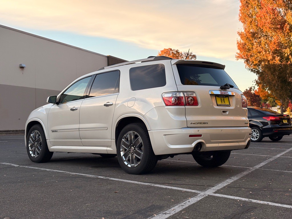 2011 GMC Acadia Image 3