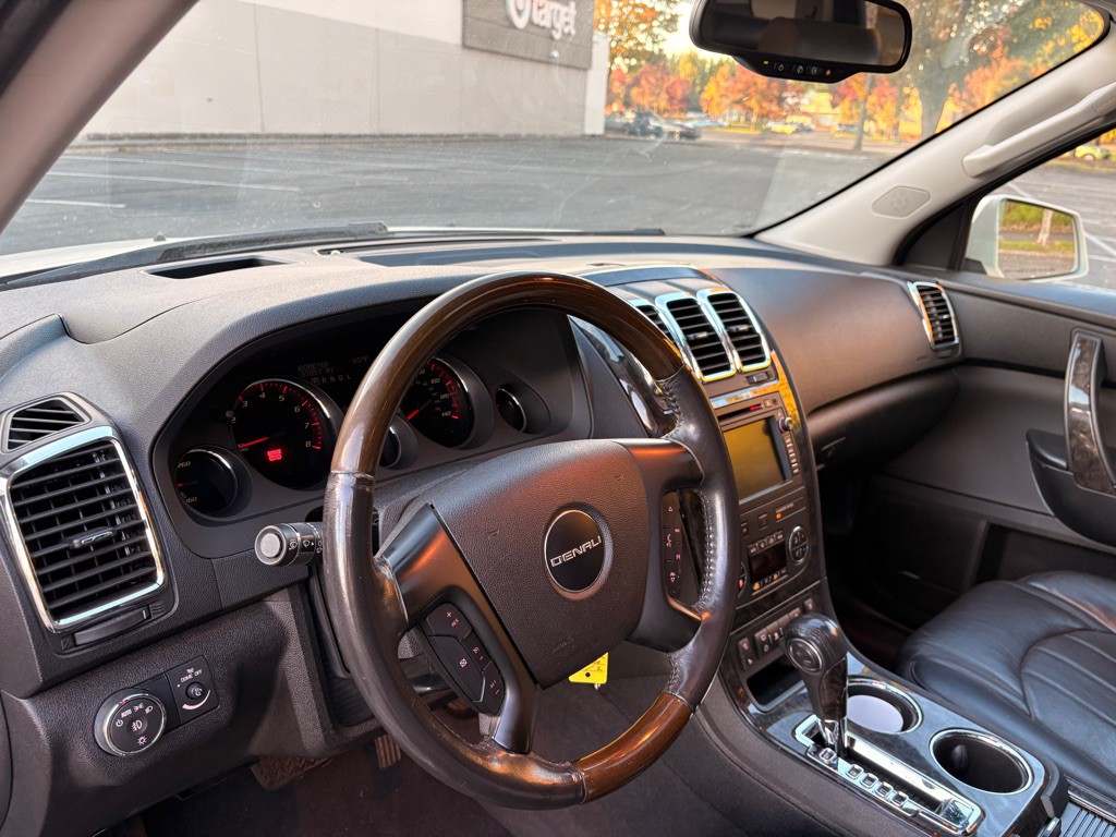 2011 GMC Acadia Image 11