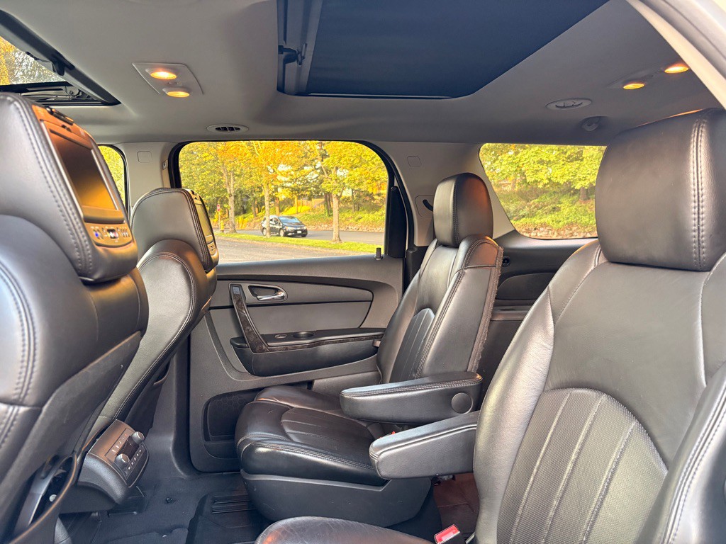2011 GMC Acadia Image 17