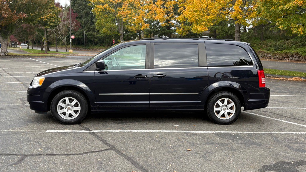 2010 Chrysler Town & Country Image 2
