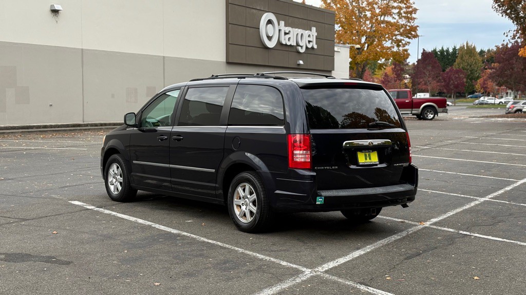 2010 Chrysler Town & Country Image 3
