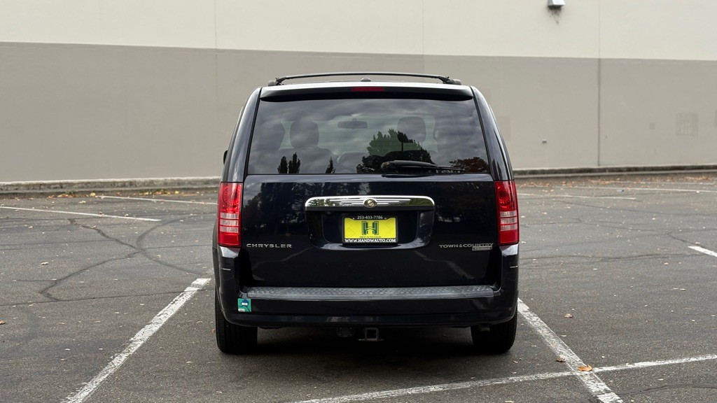 2010 Chrysler Town & Country Image 4