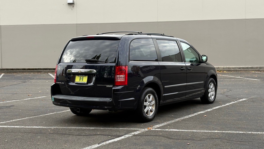 2010 Chrysler Town & Country Image 5