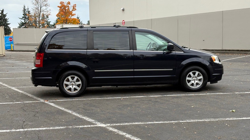 2010 Chrysler Town & Country Image 6
