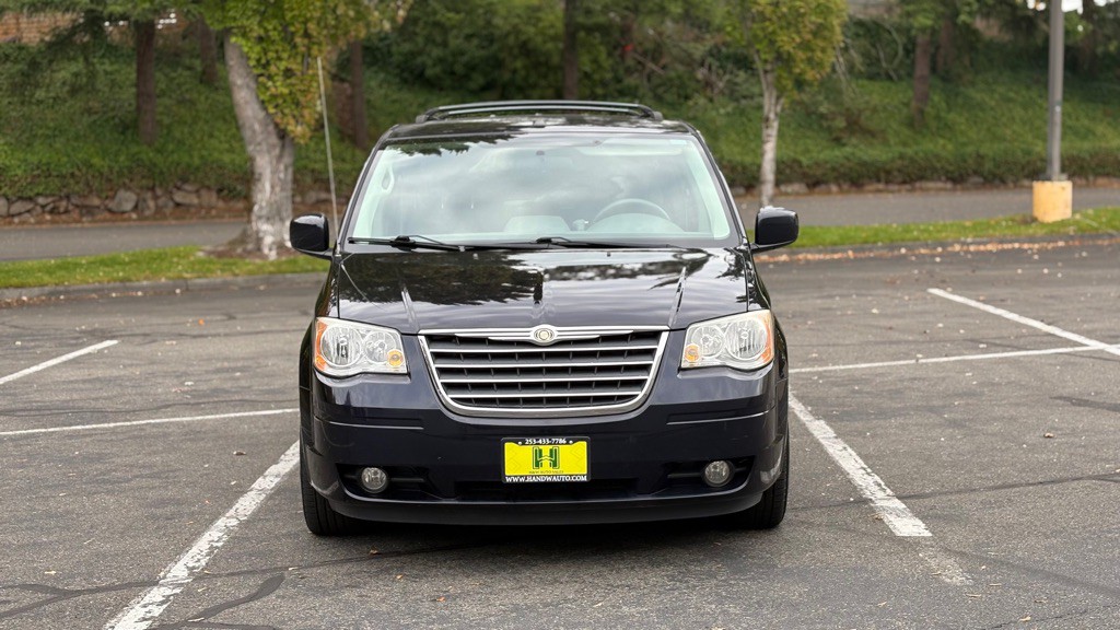 2010 Chrysler Town & Country Image 8