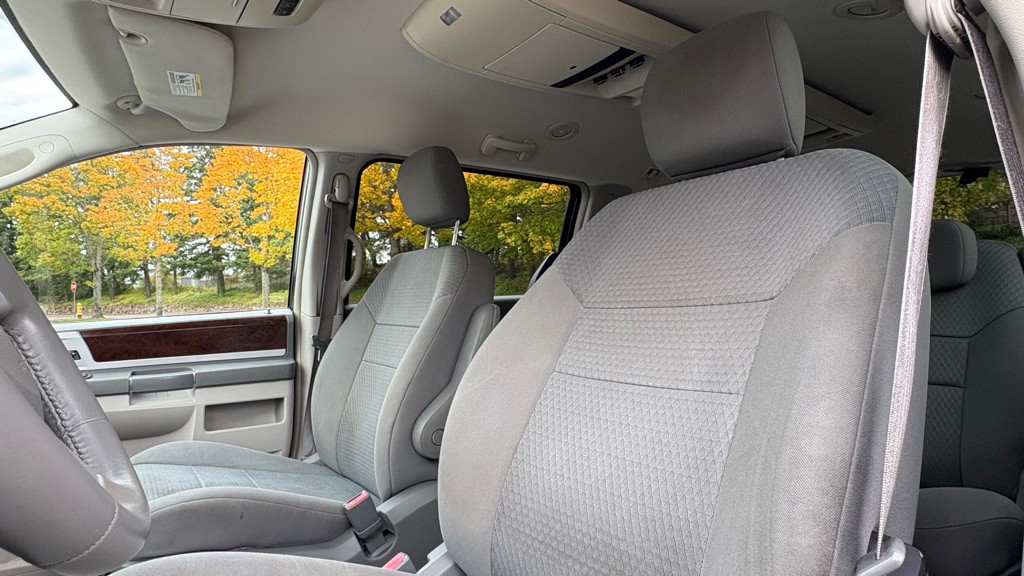 2010 Chrysler Town & Country Image 9
