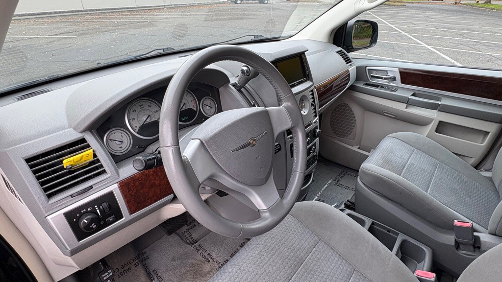 2010 Chrysler Town & Country Image 10