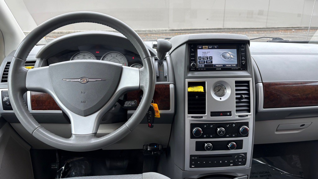 2010 Chrysler Town & Country Image 11