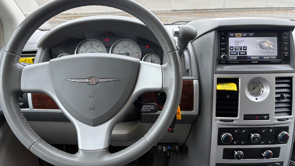 2010 Chrysler Town & Country Image 12