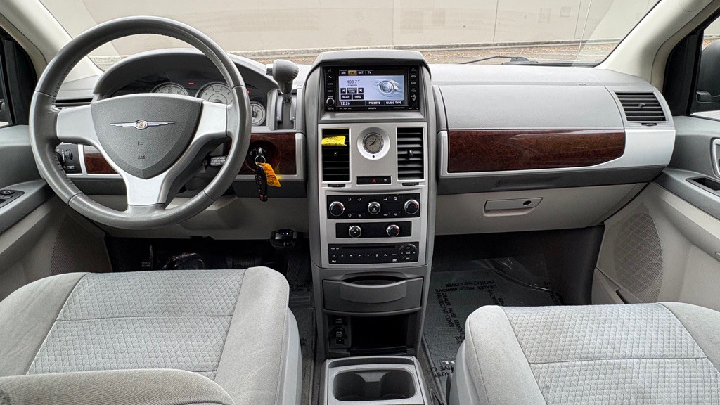 2010 Chrysler Town & Country Image 15