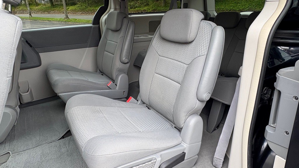 2010 Chrysler Town & Country Image 16