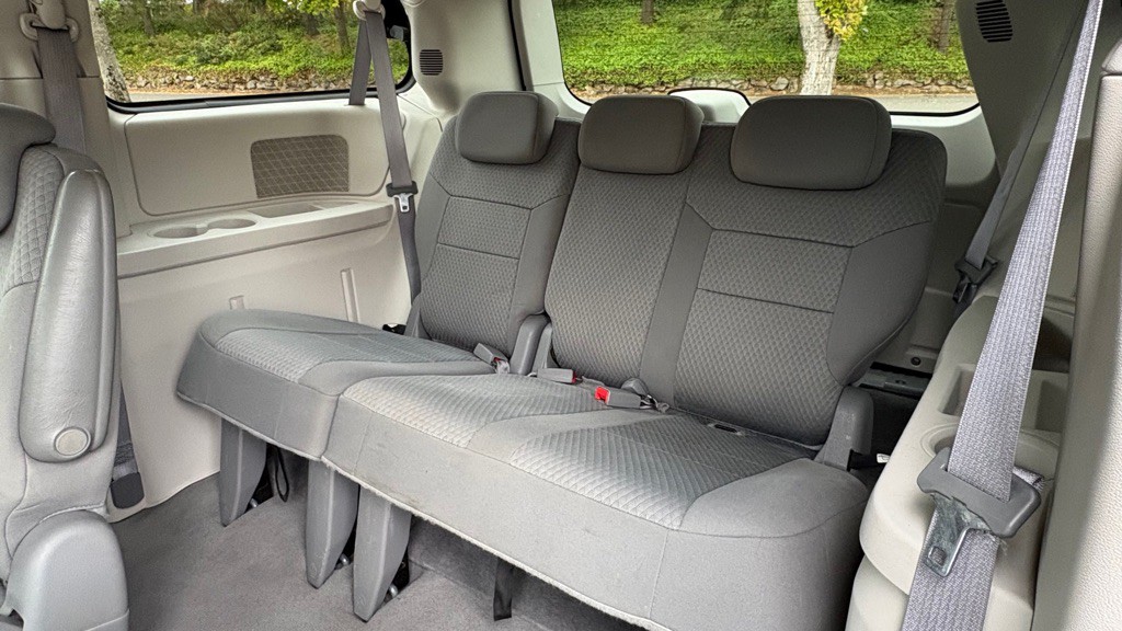 2010 Chrysler Town & Country Image 17