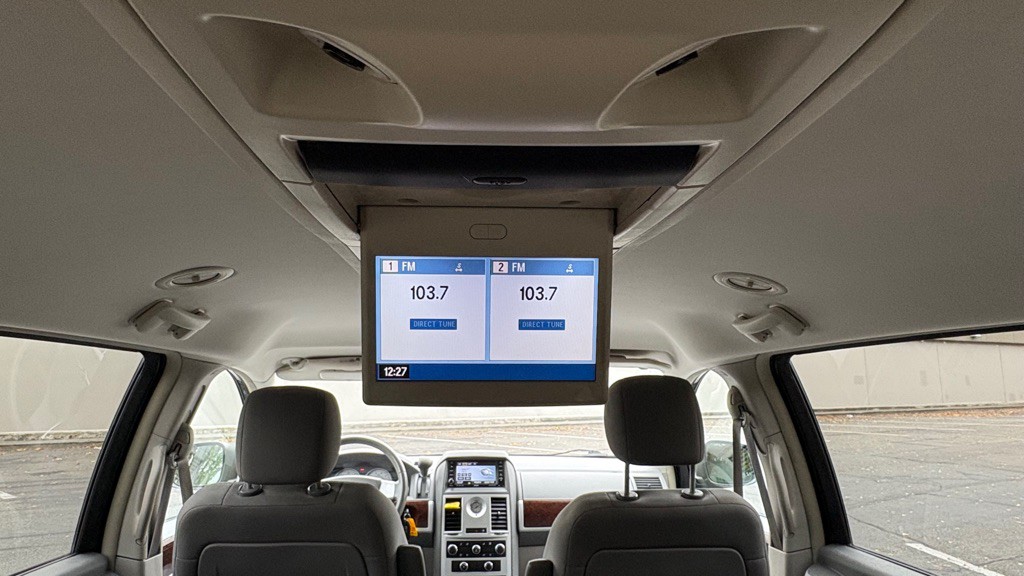 2010 Chrysler Town & Country Image 18