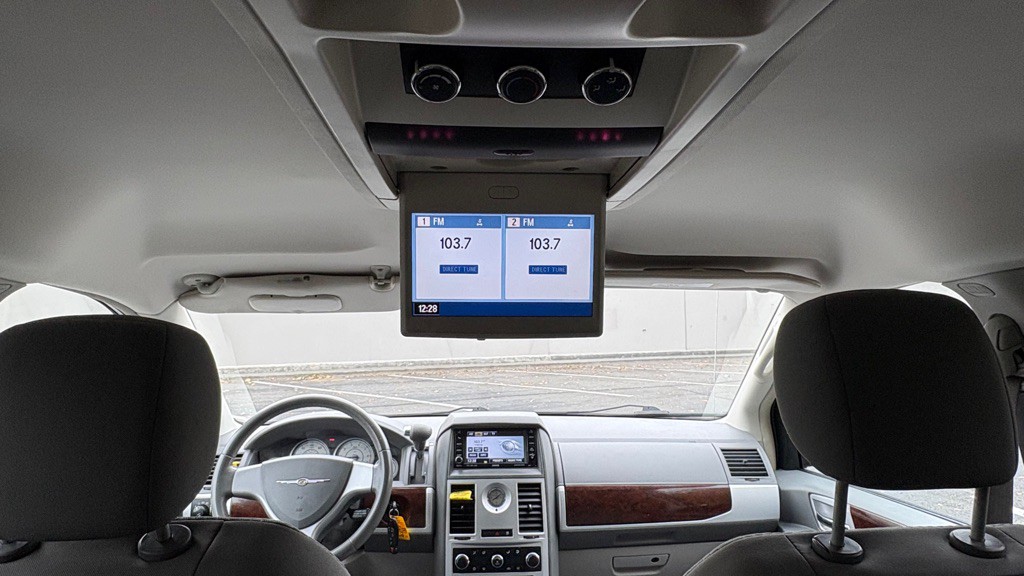 2010 Chrysler Town & Country Image 19