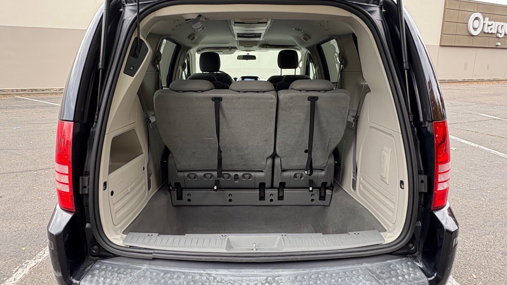 2010 Chrysler Town & Country Image 20