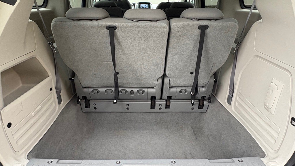 2010 Chrysler Town & Country Image 21