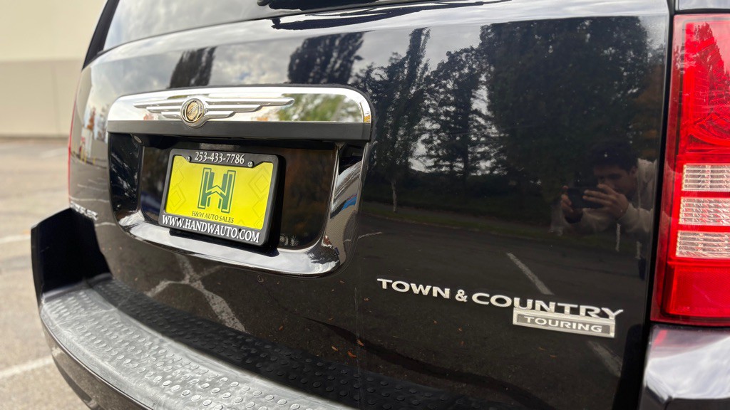 2010 Chrysler Town & Country Image 22