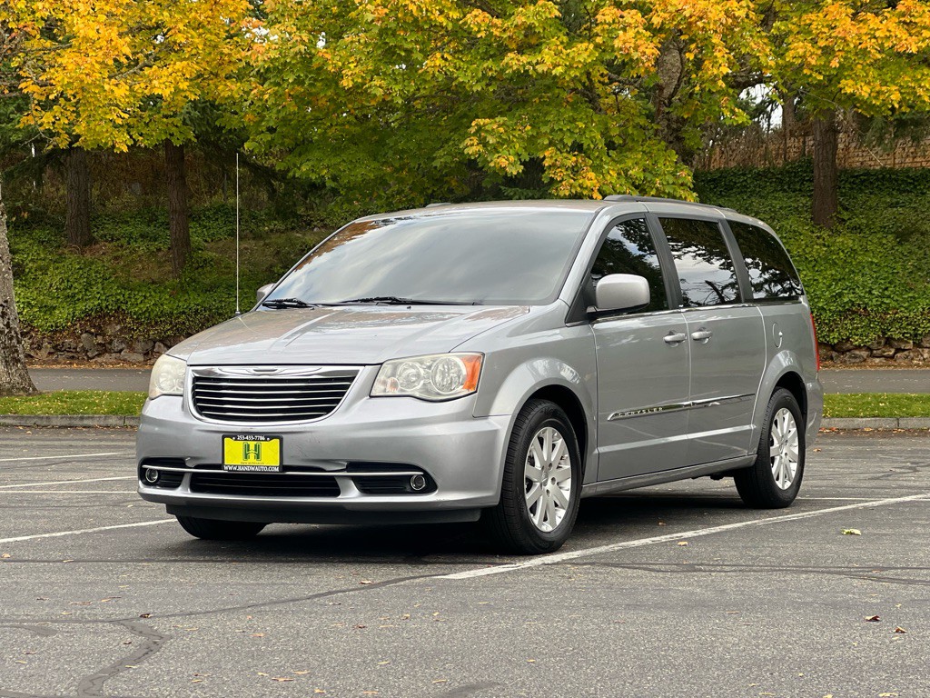 2013 Chrysler Town & Country Image 1