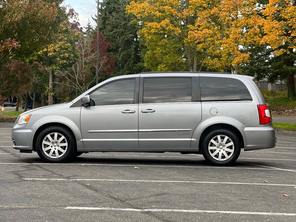 2013 Chrysler Town & Country Image 2