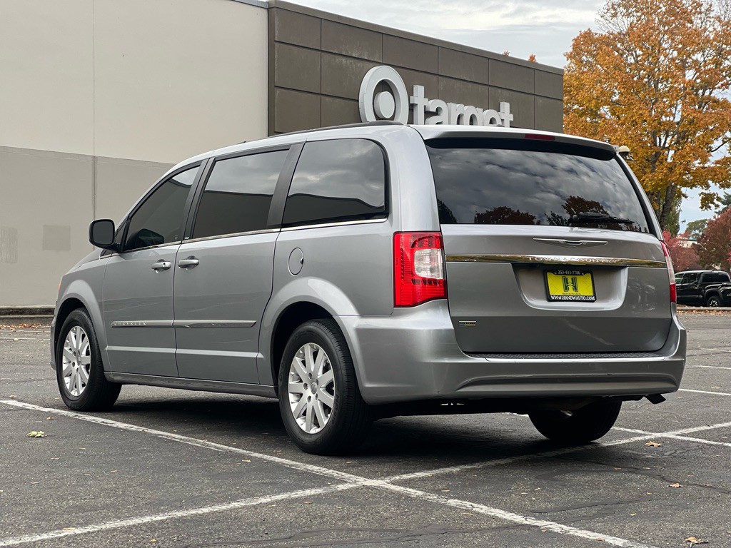 2013 Chrysler Town & Country Image 3