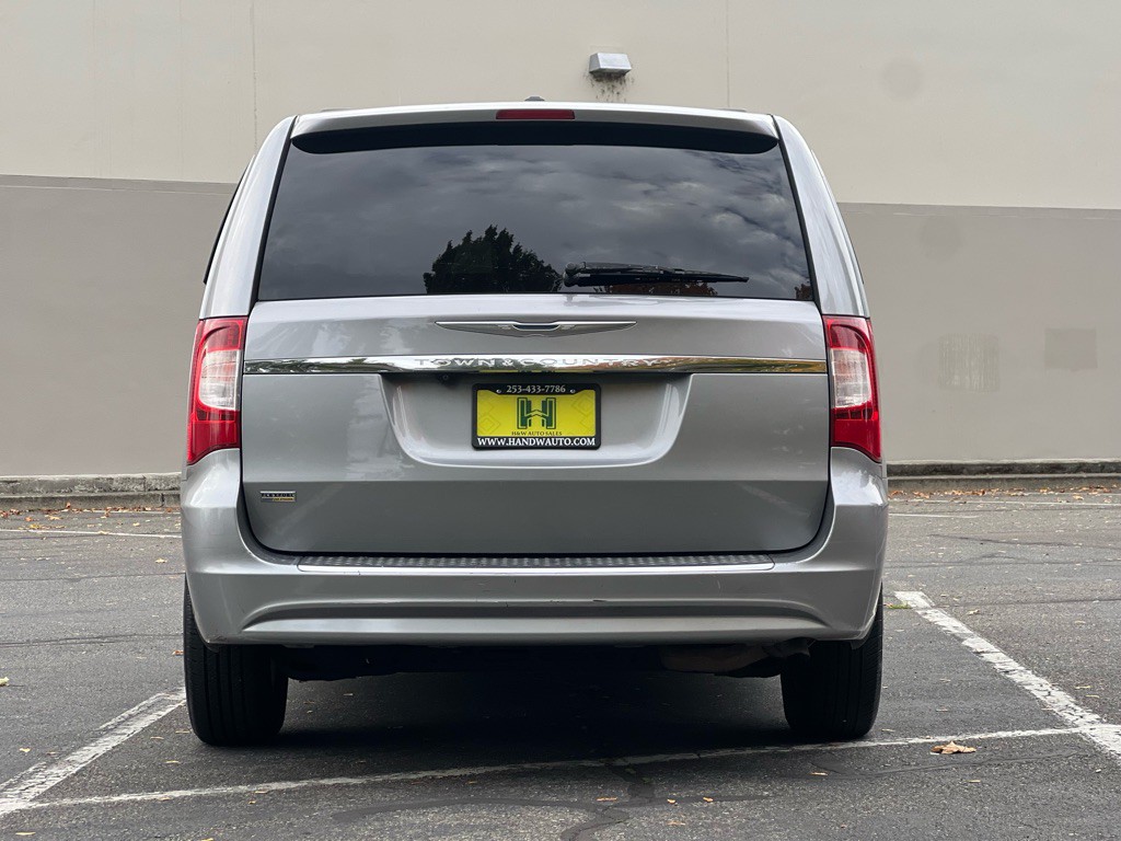 2013 Chrysler Town & Country Image 4