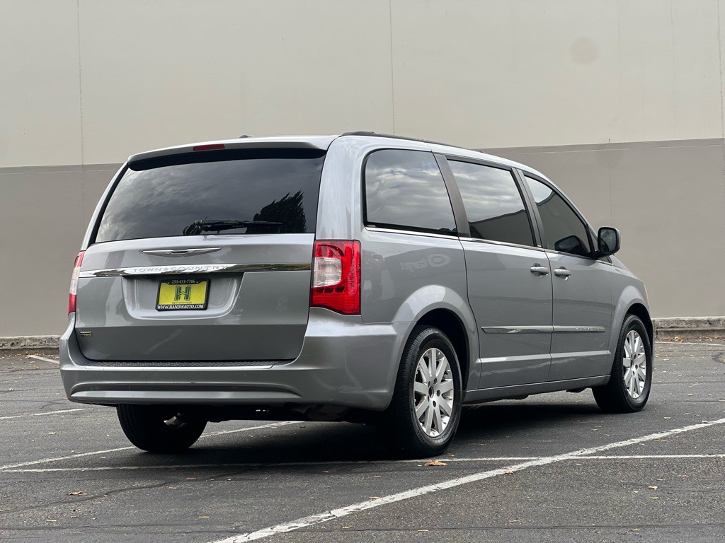 2013 Chrysler Town & Country Image 5