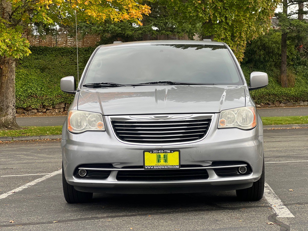 2013 Chrysler Town & Country Image 8