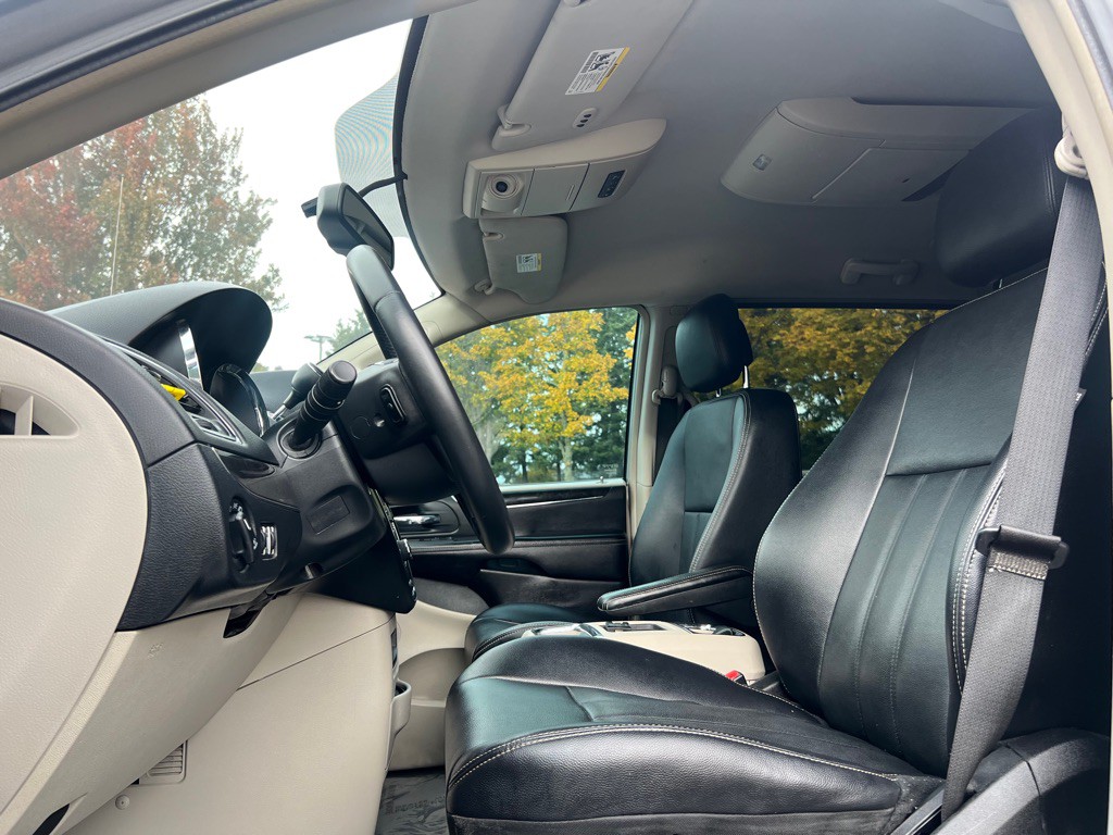 2013 Chrysler Town & Country Image 9