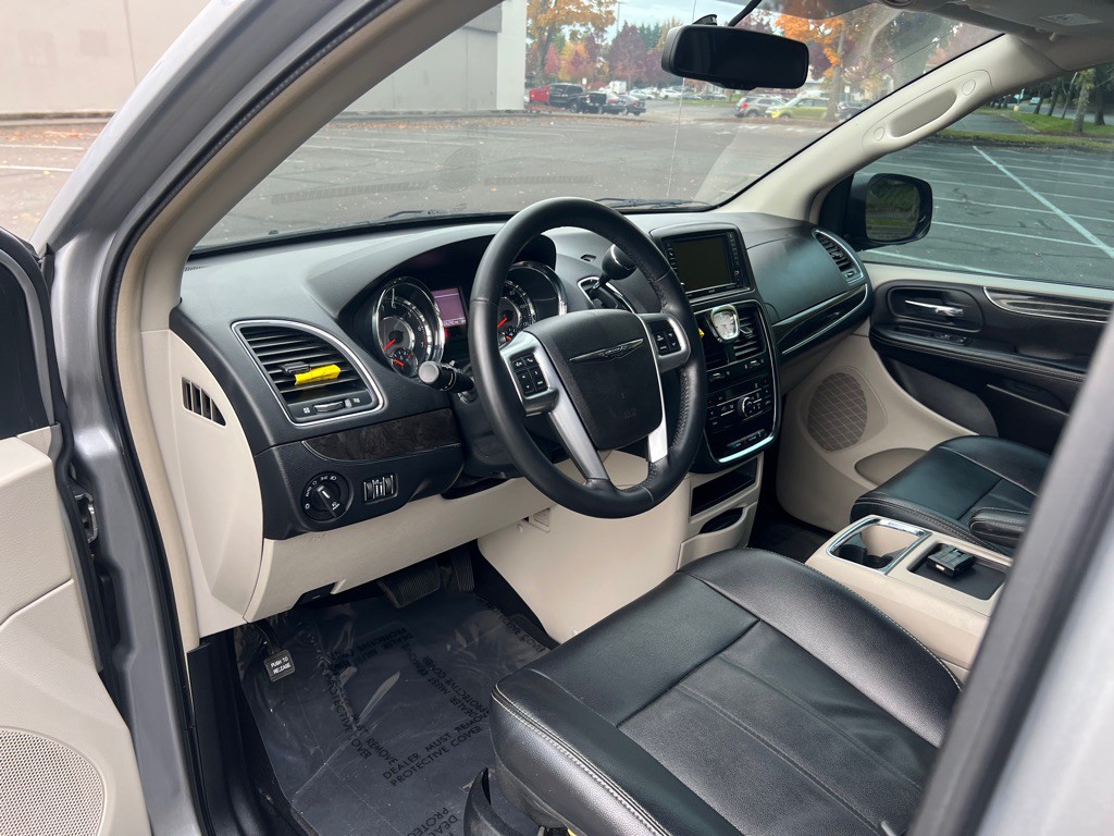 2013 Chrysler Town & Country Image 10