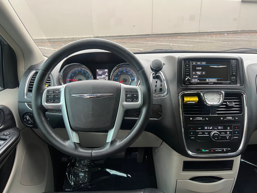 2013 Chrysler Town & Country Image 12