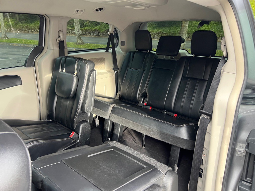 2013 Chrysler Town & Country Image 16