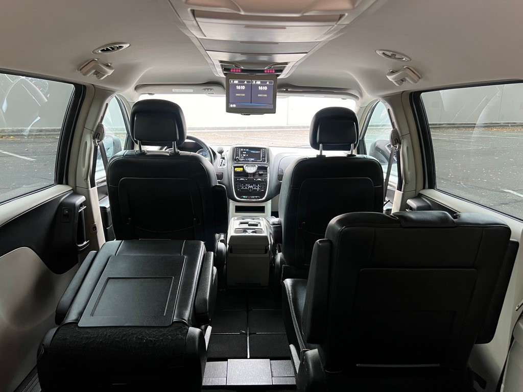 2013 Chrysler Town & Country Image 17