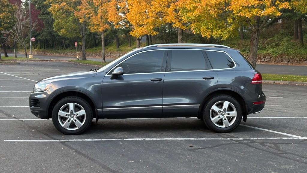 2011 Volkswagen Touareg Image 2