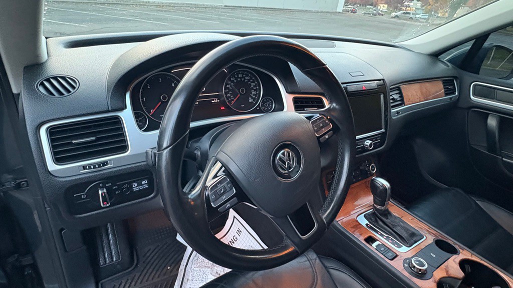 2011 Volkswagen Touareg Image 10