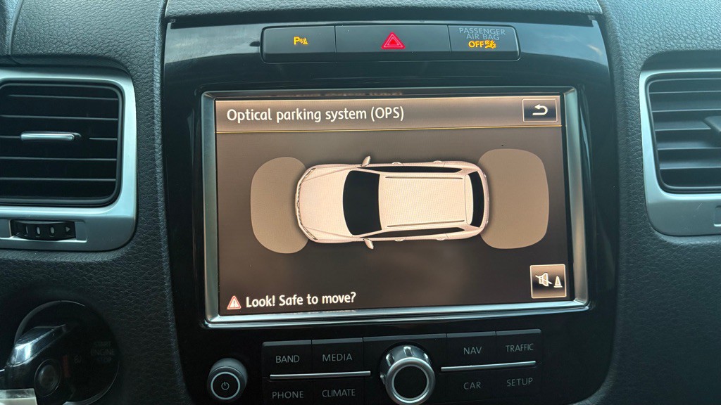 2011 Volkswagen Touareg Image 14