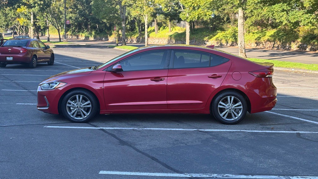 2017 Hyundai Elantra Image 2