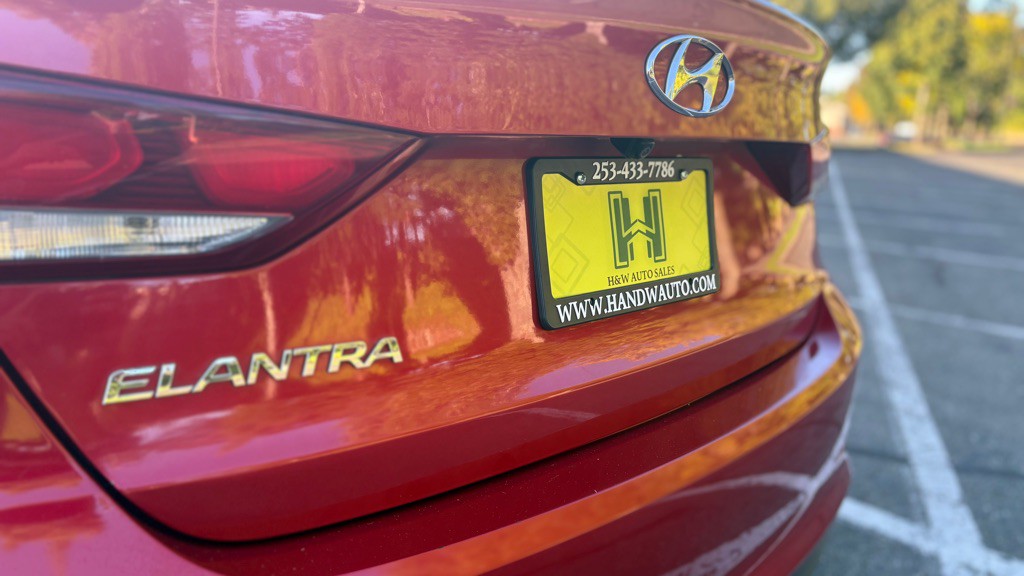 2017 Hyundai Elantra Image 19
