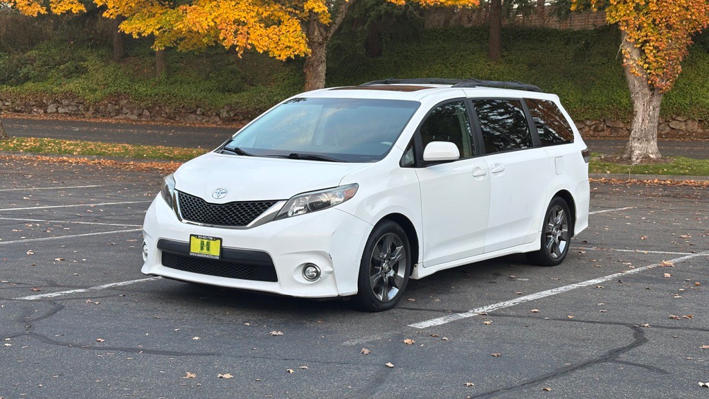 2011 Toyota Sienna Image 1