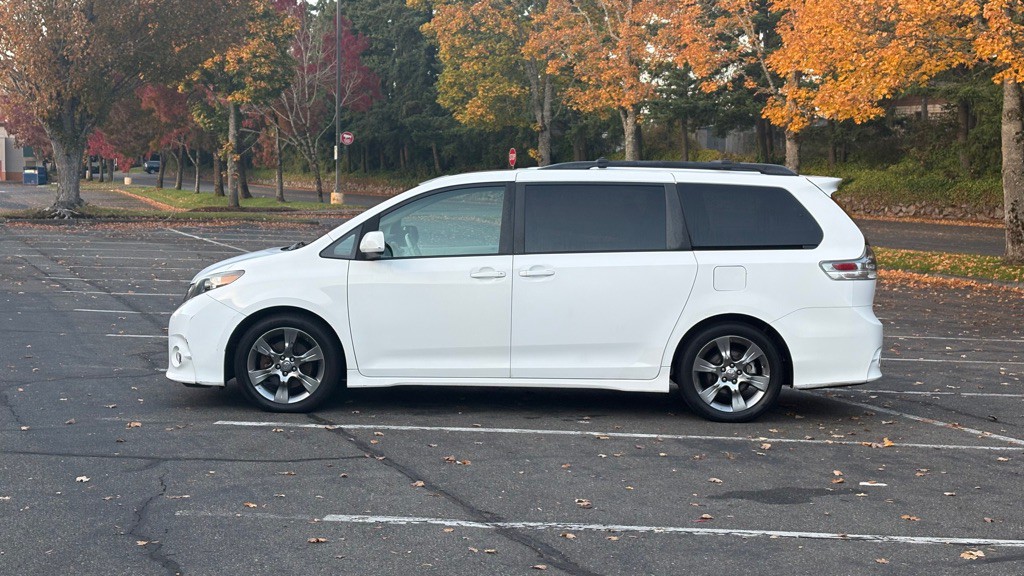 2011 Toyota Sienna Image 2