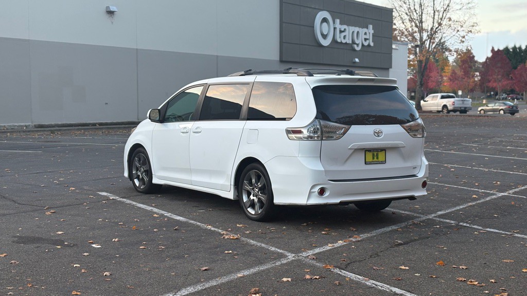 2011 Toyota Sienna Image 3