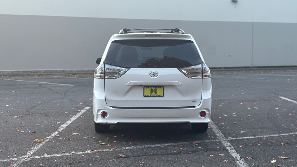 2011 Toyota Sienna Image 4