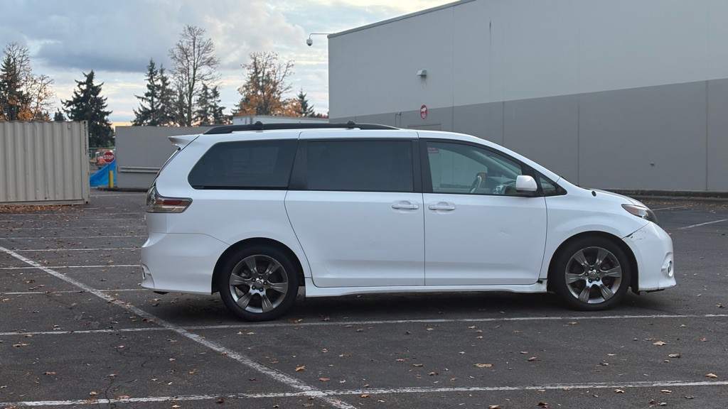 2011 Toyota Sienna Image 6