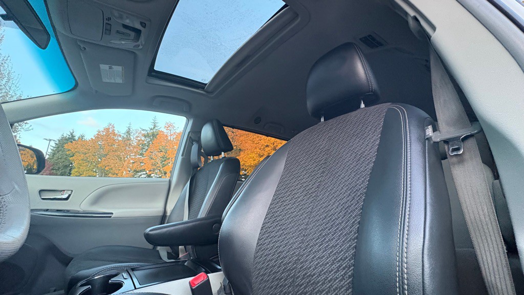 2011 Toyota Sienna Image 9