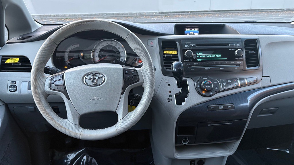 2011 Toyota Sienna Image 11