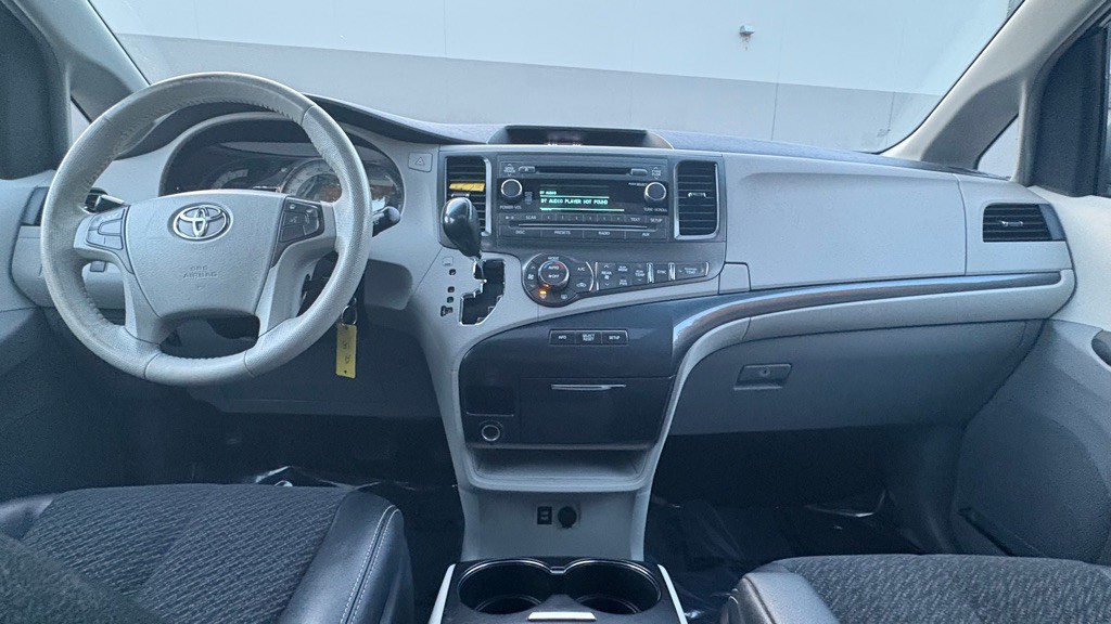 2011 Toyota Sienna Image 14