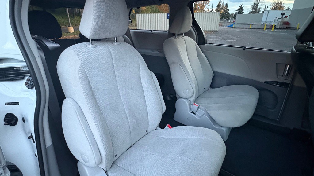 2011 Toyota Sienna Image 16