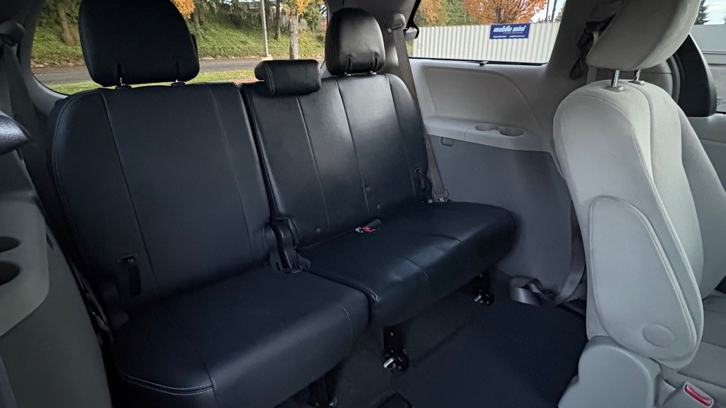 2011 Toyota Sienna Image 17