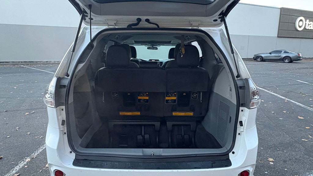 2011 Toyota Sienna Image 18