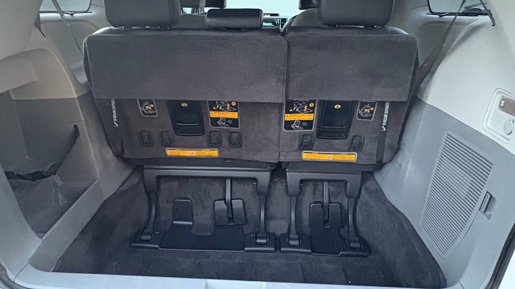 2011 Toyota Sienna Image 19