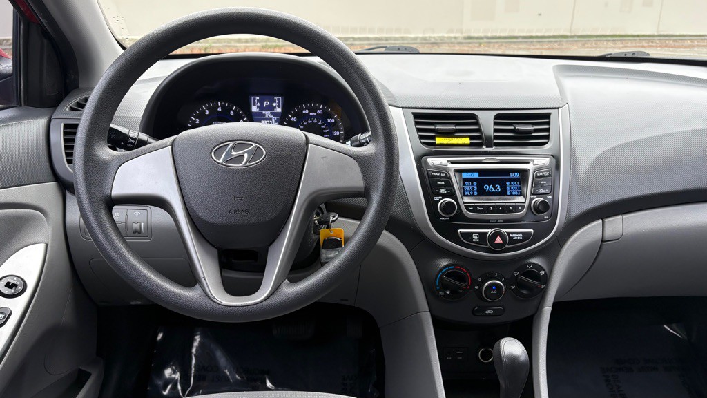 2015 Hyundai Accent Image 11